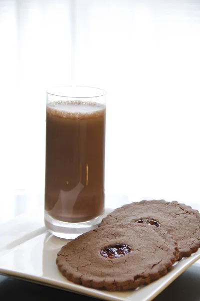 Galletas de çikolata y vaso de leche