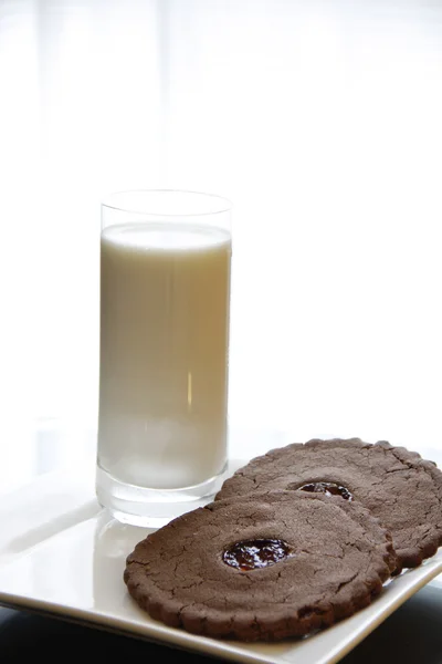 Galletas de Cholote y Vaso de leche — Stockfoto