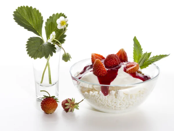 Queso de cabaña con fresas —  Fotos de Stock