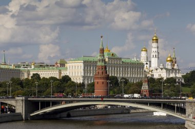 Nehrin üzerindeki köprü.