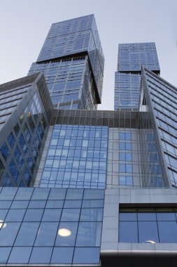 Bölge Moskova şehir. akşam güneş ışınlarının yüksek gökdelenler.