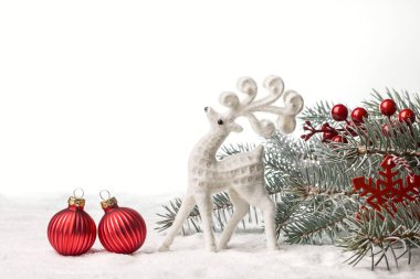 İçinde geyik ve Noel süsleri olan bir Noel kartı. Boşluğu kopyala.