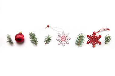 Noel kartında köknar dalları ve Noel süslemeleri var. Boşluğu kopyala. 