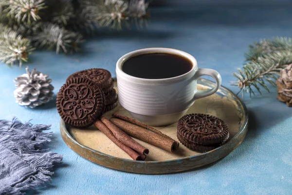 Gorąca Kawa Białym Kubku Boże Narodzenie Przytulna Domowa Atmosfera Niebieskie — Zdjęcie stockowe