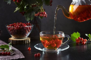 Sıcak şahin çayı şeffaf bir çaydanlıktan bardağa dökülür..