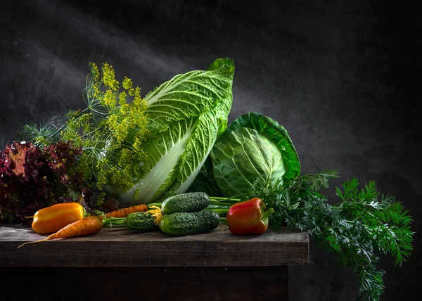 널빤지 위에서 야채를 먹으며 살아간다 — 스톡 사진