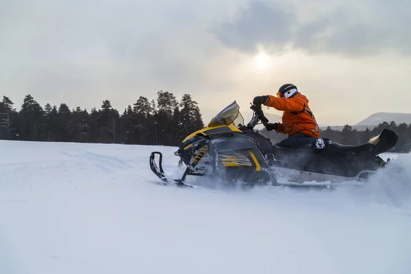 Atleta Una Motoslitta Che Muove Nella Foresta Invernale Tra Montagne — Foto Stock