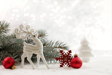 İçinde geyik ve Noel süsleri olan bir Noel kartı. Boşluğu kopyala.