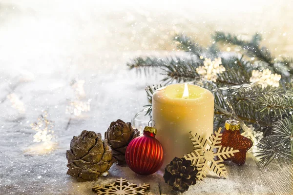 Χριστουγεννιάτικο Κερί Ρουστίκ Ξύλινες Σανίδες Διακόσμηση Φυσικά Στοιχεία Κλαδιά Κουκουνάρια — Φωτογραφία Αρχείου