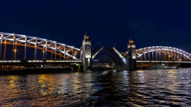 Neva üzerinde gece köprüsü (St. Petersburg, Rusya Büyük Köprü Petrus)