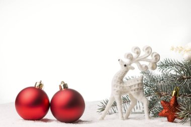 İçinde geyik ve Noel süsleri olan bir Noel kartı. Boşluğu kopyala.