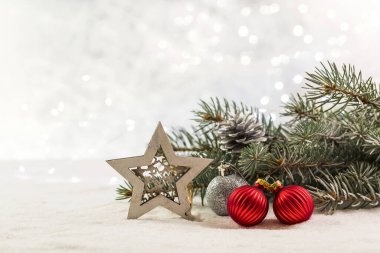 Noel kartında köknar dalları ve Noel süslemeleri var. Boşluğu kopyala. 