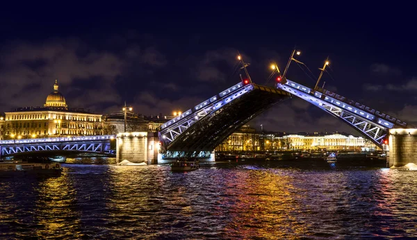 Разведенный Дворцовый Мост Перед Петропавловской Крепостью Санкт Петербург — стоковое фото