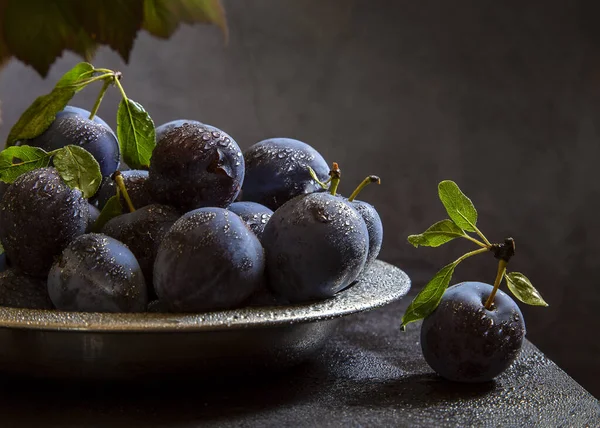 Een Volle Bord Rijp Fruit Van Pruimen Met Waterdruppels Een — Stockfoto