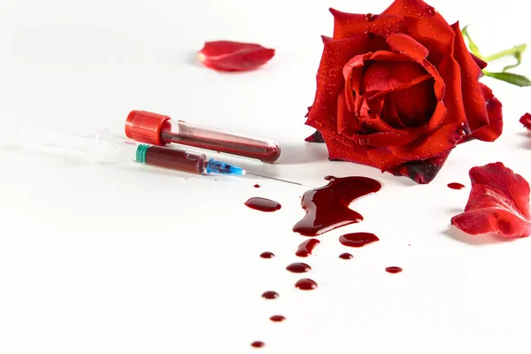 Rosa Roja Gotas Sangre Jeringa Probeta Con Sangre Sobre Fondo — Foto de Stock