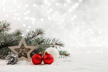 Noel kartında köknar dalları ve Noel süslemeleri var. Boşluğu kopyala. 