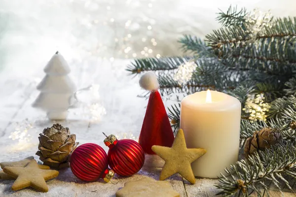 素朴な木製ボード上のクリスマスキャンドル 自然の要素 松のコーン クリスマスの装飾と装飾 スペースのコピー — ストック写真