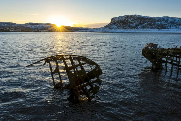 ベレンセヴォ海で沈没した古い船 テリベルカコラ半島 — ストック写真