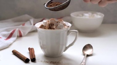 Sıcak çikolatalı seramik bardak, marşmelovlu kakao.