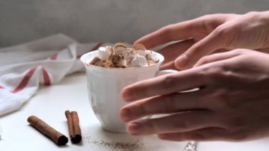 Sıcak çikolatalı seramik bardak, marşmelovlu kakao.