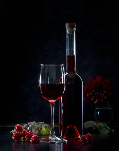 Vino Rosso Bicchiere Lamponi Sfondo Scuro — Foto Stock