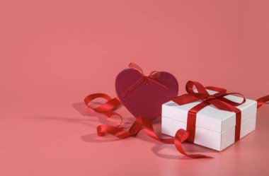 Kırmızı kalpli ve hediyeli sevgililer günü geçmişi. Boşluğu kopyala. 