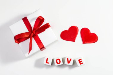 Kırmızı kalpli ve hediyeli sevgililer günü geçmişi. Boşluğu kopyala. 