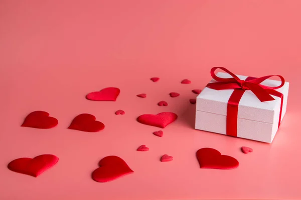 Valentijnsdag Achtergrond Met Rode Harten Geschenk Kopieerruimte — Stockfoto