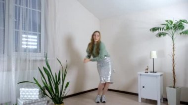 Parlak odasında bir kız ton balığı dansı yapıyor. Süper ton balığı..