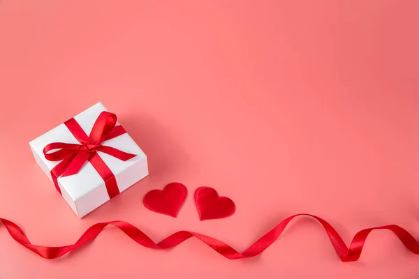 Valentijnsdag Achtergrond Met Rode Harten Geschenk Kopieerruimte — Stockfoto