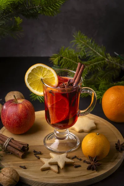 Vánoční Svařené Víno Mandarinky Dřevěném Pozadí Smrkové Větve Perník Obraz — Stock fotografie