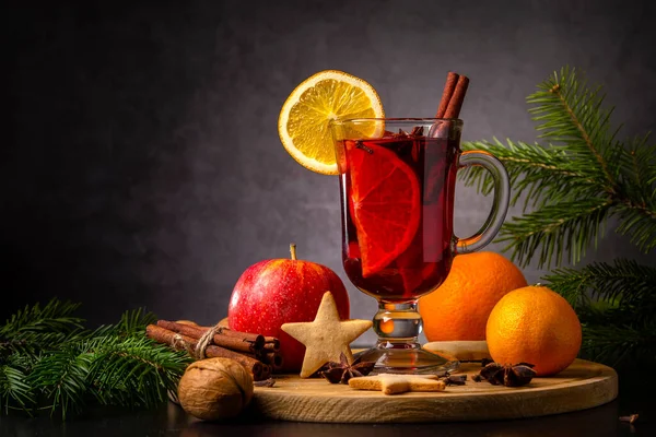 Świąteczne Grzane Wino Mandarynki Drewnianym Tle Gałęzie Świerkowe Piernikowy Obraz Zdjęcia Stockowe bez tantiem