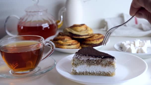 Une main avec une fourchette à dessert rompt un morceau de gâteau. — Video