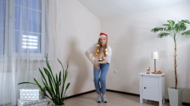 Parlak odasında bir kız ton balığı dansı yapıyor. Süper ton balığı..