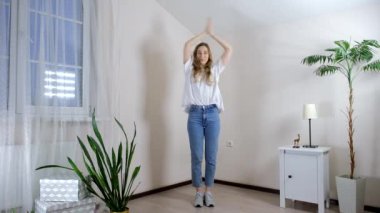Parlak odasında bir kız ton balığı dansı yapıyor. Süper ton balığı..