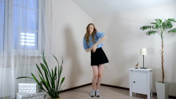 Una ragazza nella sua stanza luminosa balla una danza del tonno. Tonno eccellente. — Video Stock