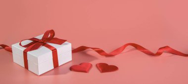 Kırmızı kalpli ve hediyeli sevgililer günü geçmişi. Boşluğu kopyala. 