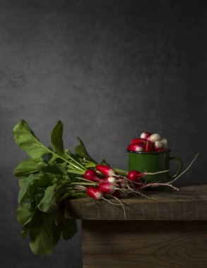 Ahşap arka planda bir avuç turp..