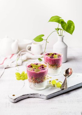 Yoğurtlu puf böreği, vişneli smoothie, ev yapımı granola, kiraz ve üzüm. Sağlıklı kahvaltı ya da atıştırmalık.