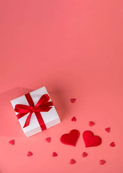 Valentijnsdag Achtergrond Met Rode Harten Geschenk Kopieerruimte — Stockfoto