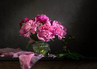 Karanlık arka planda pembe şakayıklarla dolu bir hayat.