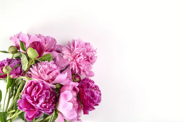 Букет Розовых Пионов Белом Столе Подарок День Святого Валентина — стоковое фото