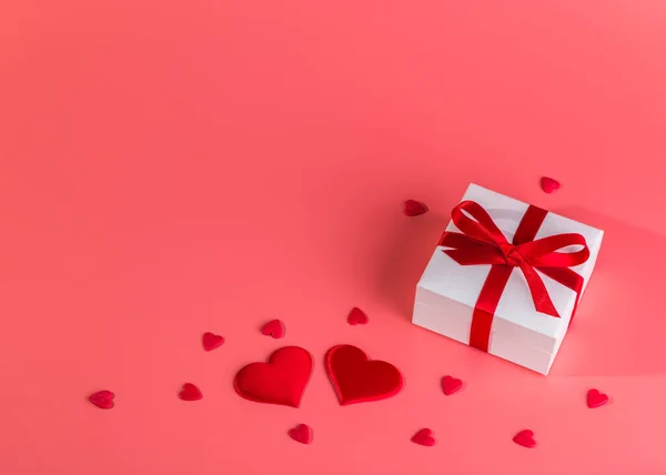 Valentijnsdag Achtergrond Met Rode Harten Geschenk Kopieerruimte — Stockfoto