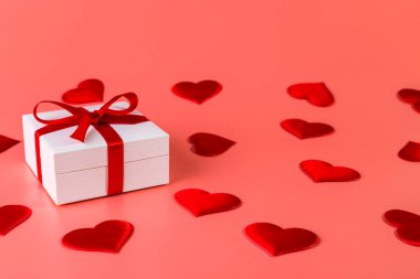 Kırmızı kalpli ve hediyeli sevgililer günü geçmişi. Boşluğu kopyala. 