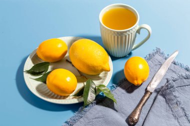 Pırıl pırıl arka planda taze limonlar. Boşluğu kopyala.