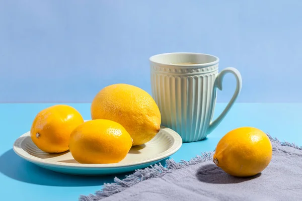 新鲜的柠檬放在明亮的背景上的盘子里 复制空间 — 图库照片