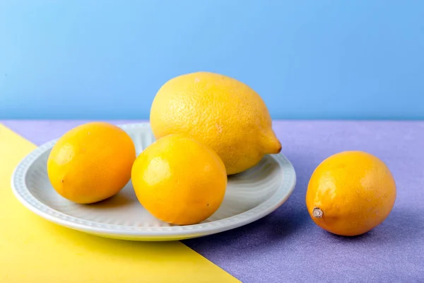 Citrons Frais Sur Une Assiette Sur Fond Lumineux Espace Copie — Photo