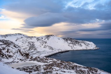 Şubat ayı sonunda Barents Denizi kıyısında. Teriberka, Rusya