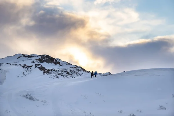 Kust Van Barentszzee Eind Februari Teriberka Rusland Toeristen Beklimmen Bergen — Stockfoto