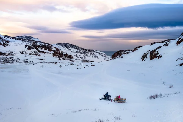 Kust Van Barentszzee Eind Februari Teriberka Rusland Sneeuwscooter Rijden — Stockfoto